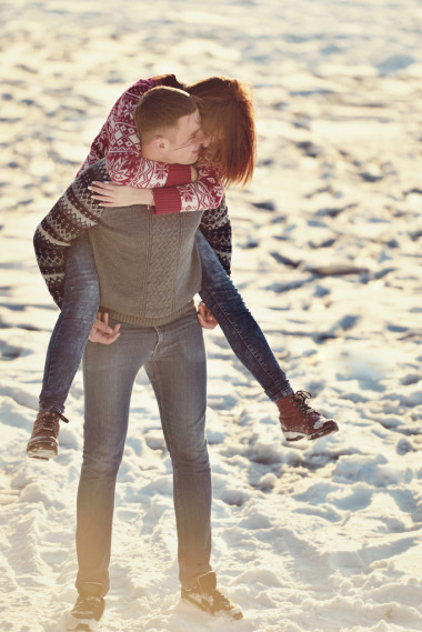 對年輕夫婦在室外的愛圖片