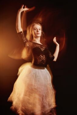 美麗的青年舞蹈家女孩跳舞和跳躍，工作室