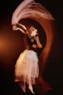 美麗的青年舞蹈家女孩跳舞和跳躍，工作室