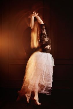 美丽的青年舞蹈家女孩跳舞和跳跃，工作室