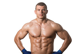 拳击手 mma 练习他的动作