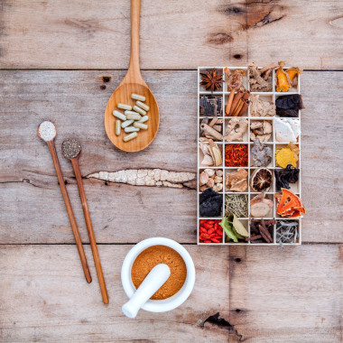 各種中草藥在木桶中晾干的替代保健