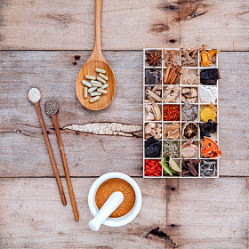 各种中草药在木桶中晾干的替代保健