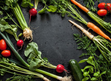 黑色的黑板上寫著春天的蔬菜