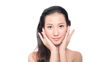 在白色背景上的亞裔女子