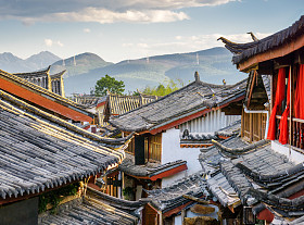 传统中式屋顶的房子丽江古城