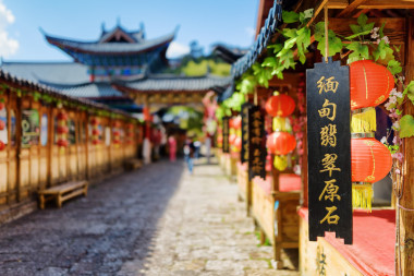 中國傳統(tǒng)的路燈和黑色的木板