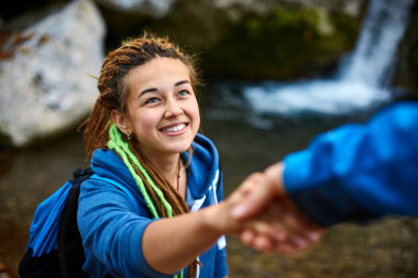 徒步旅行者女人獲取幫助圖片