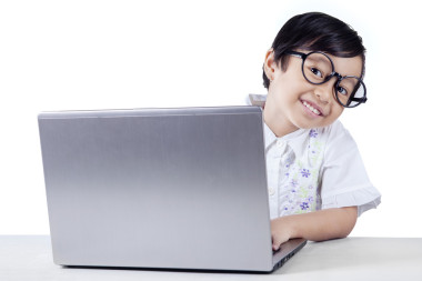 小學(xué)學(xué)生使用一臺(tái)筆記本電腦照片