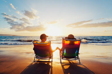 幸福浪漫的情侶在沙灘上享受美麗的夕陽