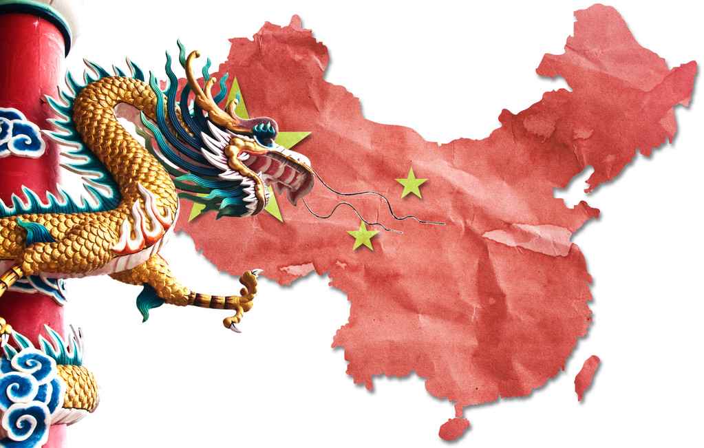 中国龙雕像上中国国旗与中国日