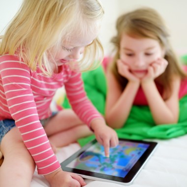 使用數(shù)字平板電腦的姐妹圖片