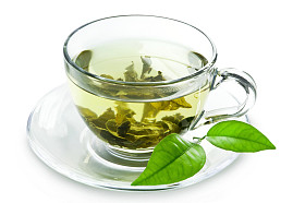 与绿茶和绿色的树叶杯.照片