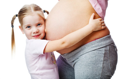 美麗的孕婦和她的女兒.圖片