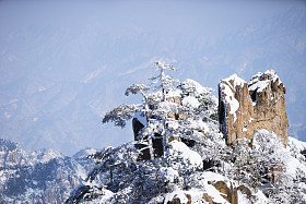 黄山山冬季的雪场景照片