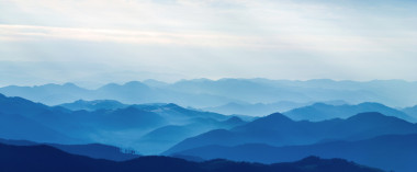 層的山圖片