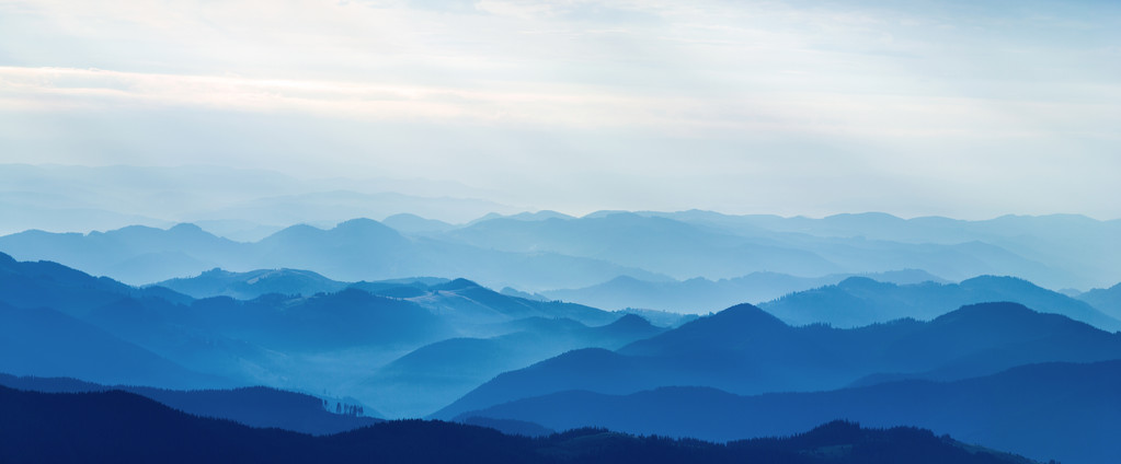 层的山图片