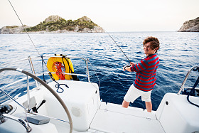 从船上钓鱼的人图片