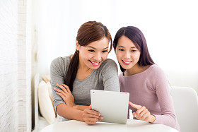 妇女在一起使用数字 tablet pc
