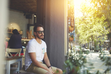 坐在舒适的窗台上的商人