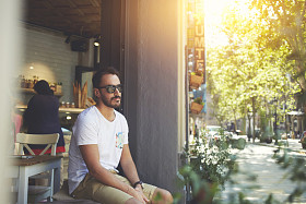 坐在舒适的窗台上的商人