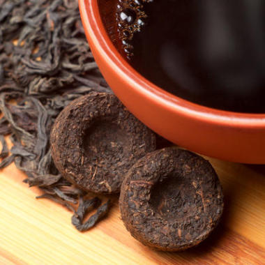 杯普洱茶和兩個(gè)磚的普洱茶照片
