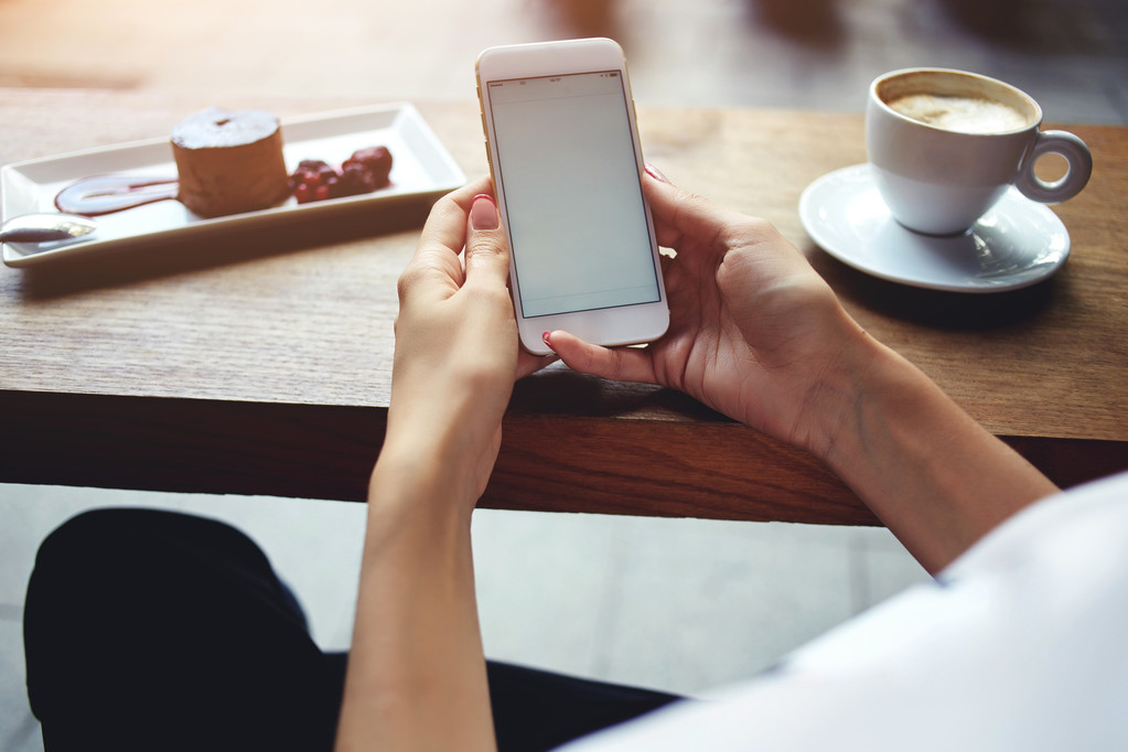 女手拿着手机图片 女手拿着手机图片