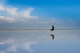 美丽的女孩户外享受阳光明媚的日子，在湖上