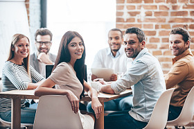 在办公室里工作的人