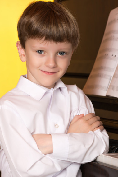 小男孩钢琴。钢琴演奏者