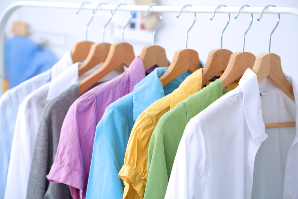 衣服挂在架子上名牌服装商店图片