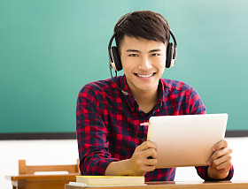 在教室里快乐的学生读片