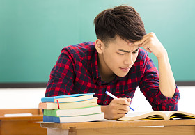 强调学生学习为考试教室