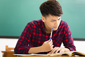 强调学生学习为考试教室