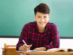 在大学教室里的微笑学院学生学习