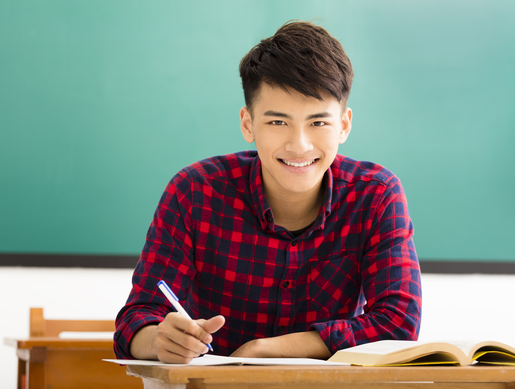在大学教室里的微笑学院学生学习