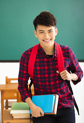 微笑男学生站在教室