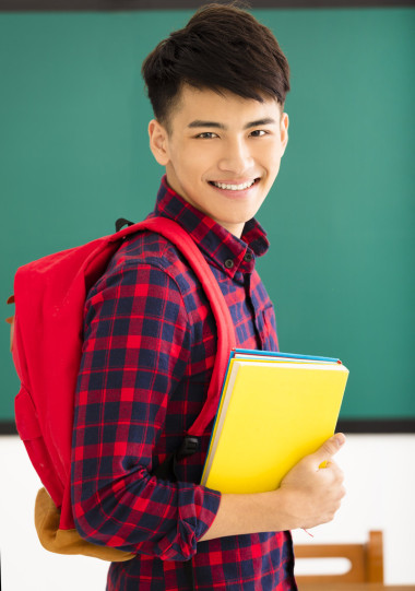 微笑男学生站在教室
