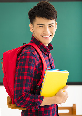 微笑男学生站在教室
