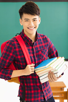 微笑男学生站在教室