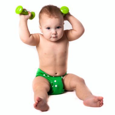 寶貝孩子，小孩在做練習(xí)與啞鈴型的綠色尿布