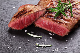 烤牛肉牛排配迷迭香图片