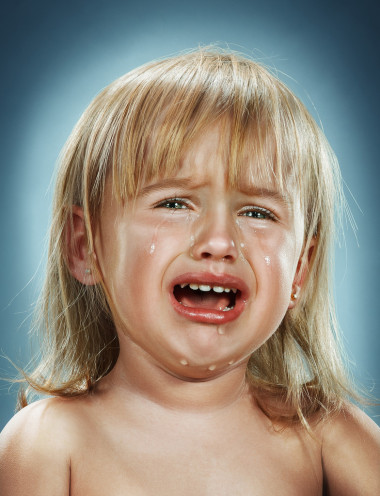 一個(gè)小女孩的畫像。她哭了