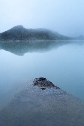 石头在山下湖