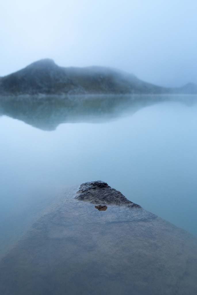 石头在山下湖