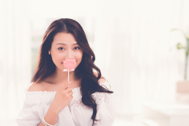 心形棒棒糖的女孩照片