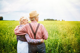 快乐老人在草地上