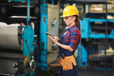 女工程師與數(shù)字平板電腦