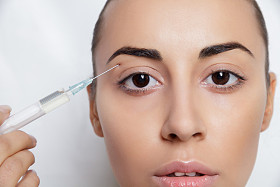 年轻漂亮的女人获取美容注射图片