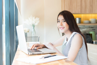 美麗的商業(yè)女性使用一臺筆記本電腦